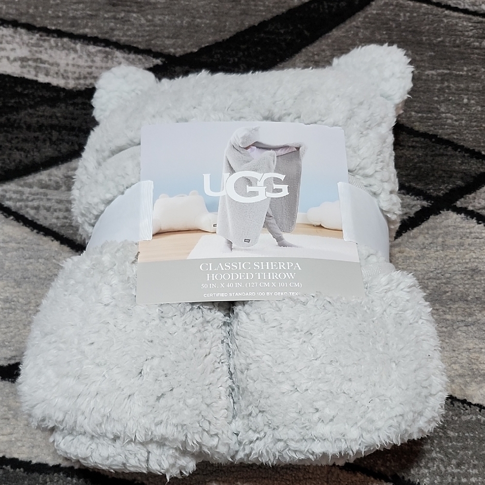 UGG CLASSIC SHERPA HOODED THROW BLANKET 50"X40" LIGHT GRAY